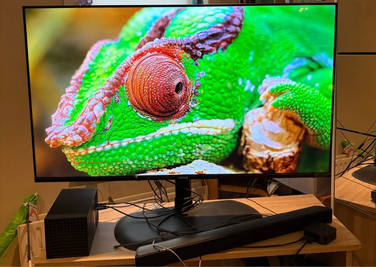 Denver TV 55 inch with TV stand - Image 1