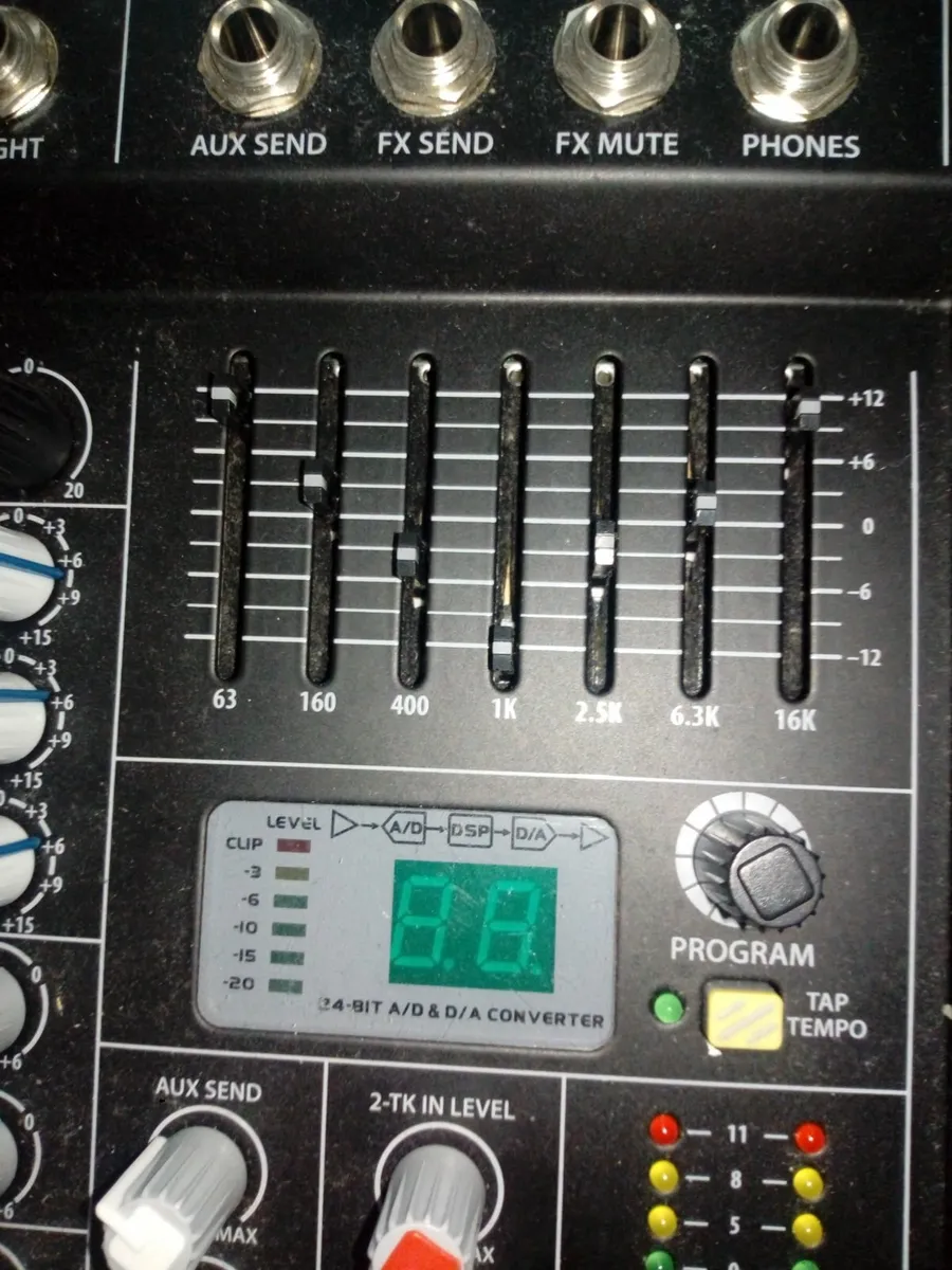 Gear 4 Music Keyboard  11O Euros - Image 3