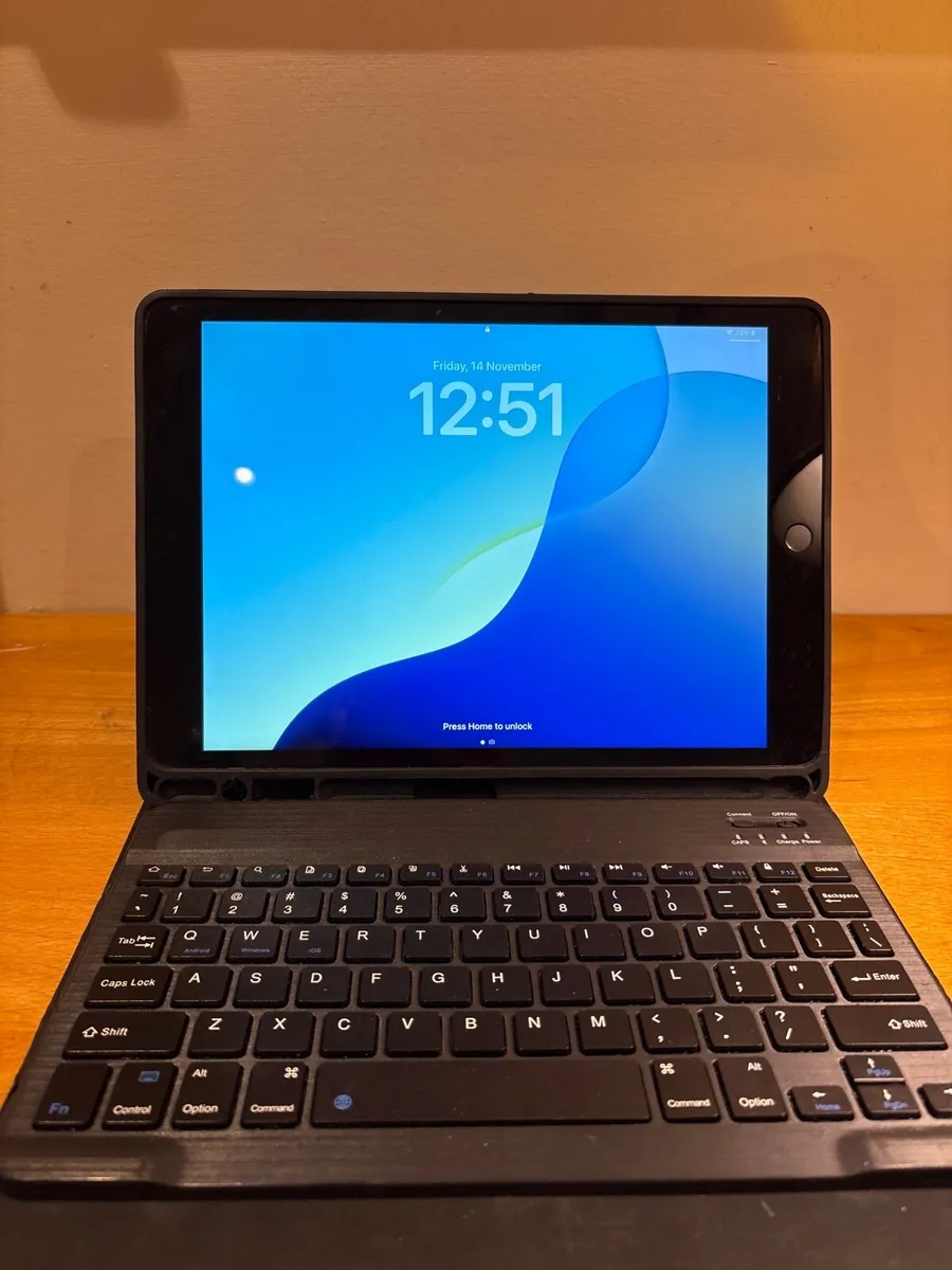 iPad 9th generation 64 GB with keyboard case - Image 1
