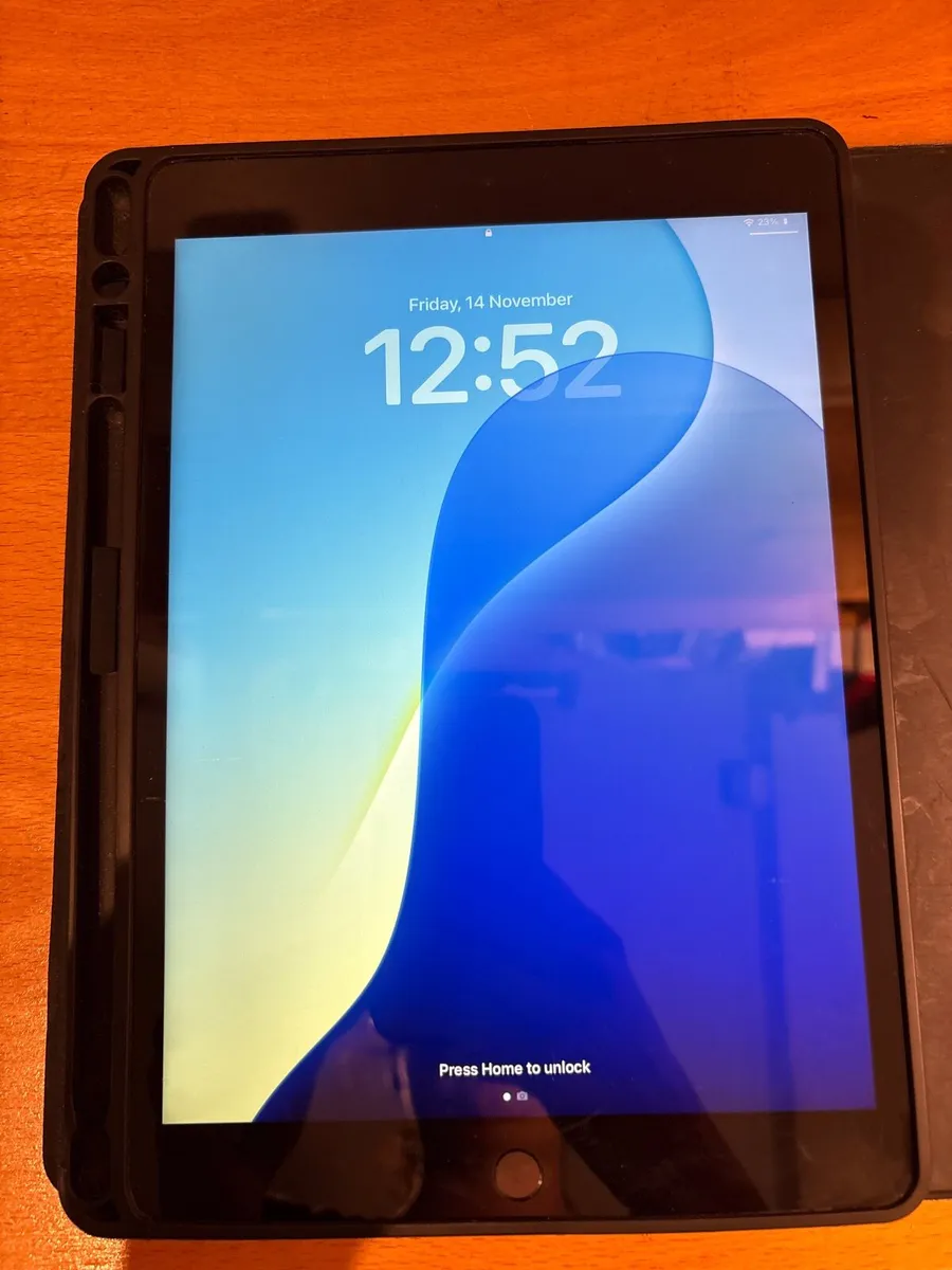 iPad 9th generation 64 GB with keyboard case - Image 2