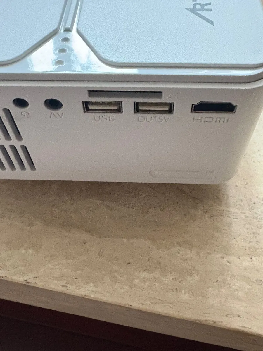 Portable home projector and screen - Image 3