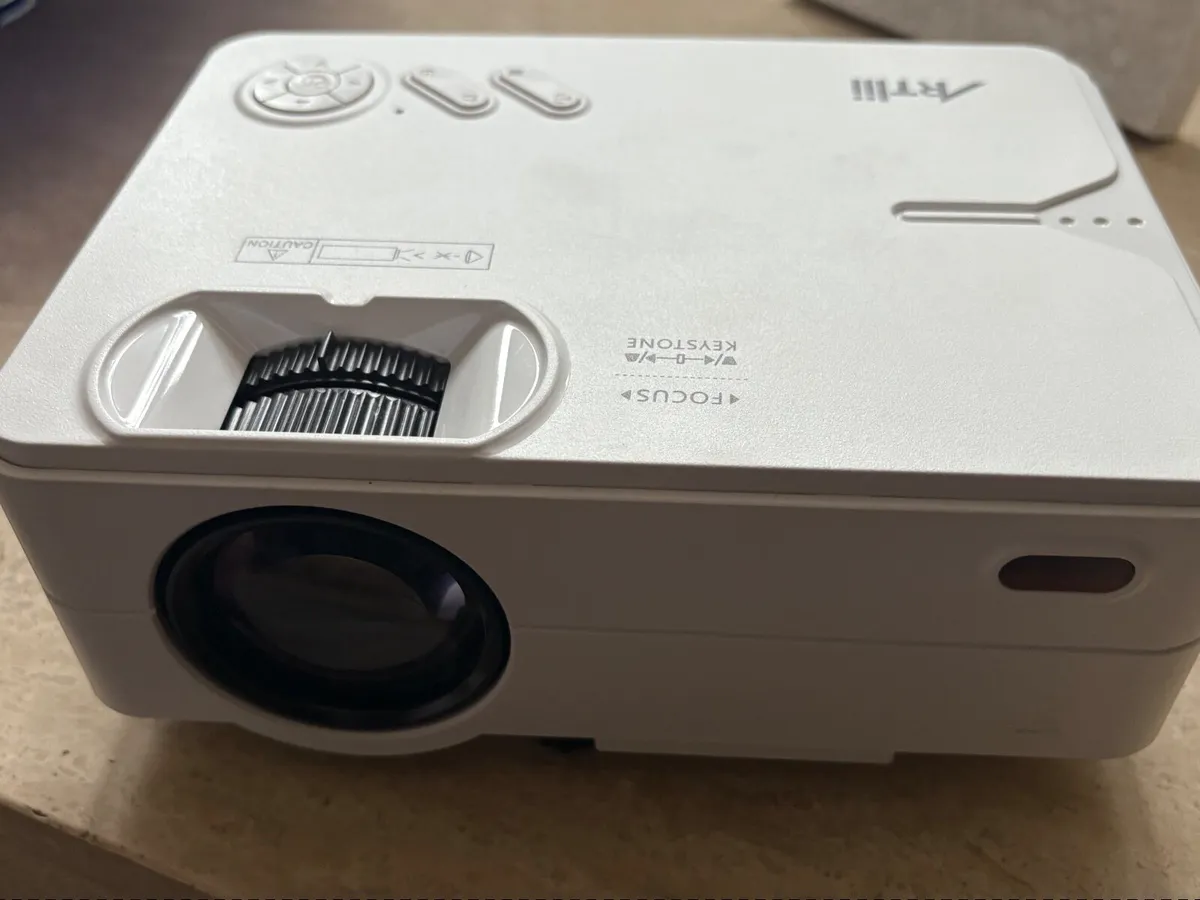 Portable home projector and screen - Image 1