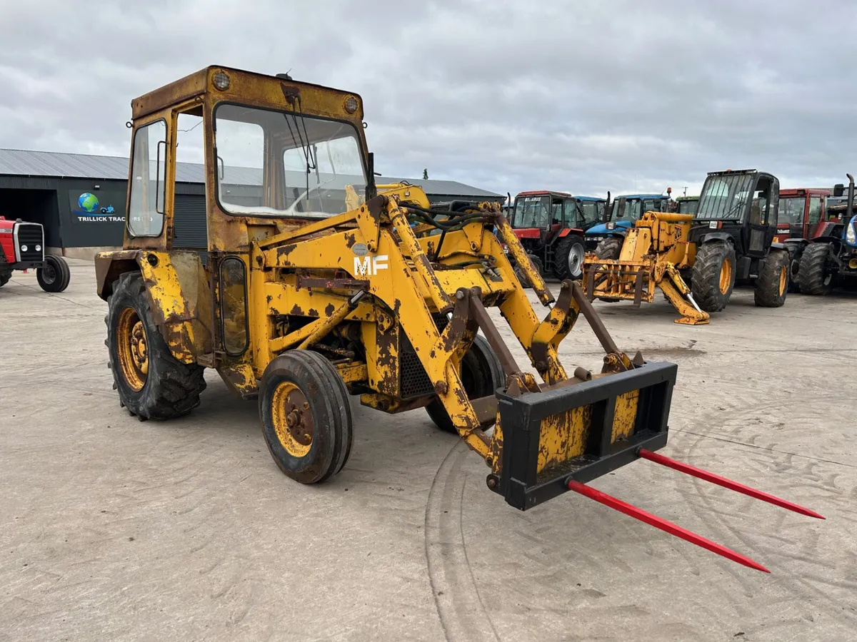 Massey Ferguson 40 Loader C/W New Bale Spike - Image 2
