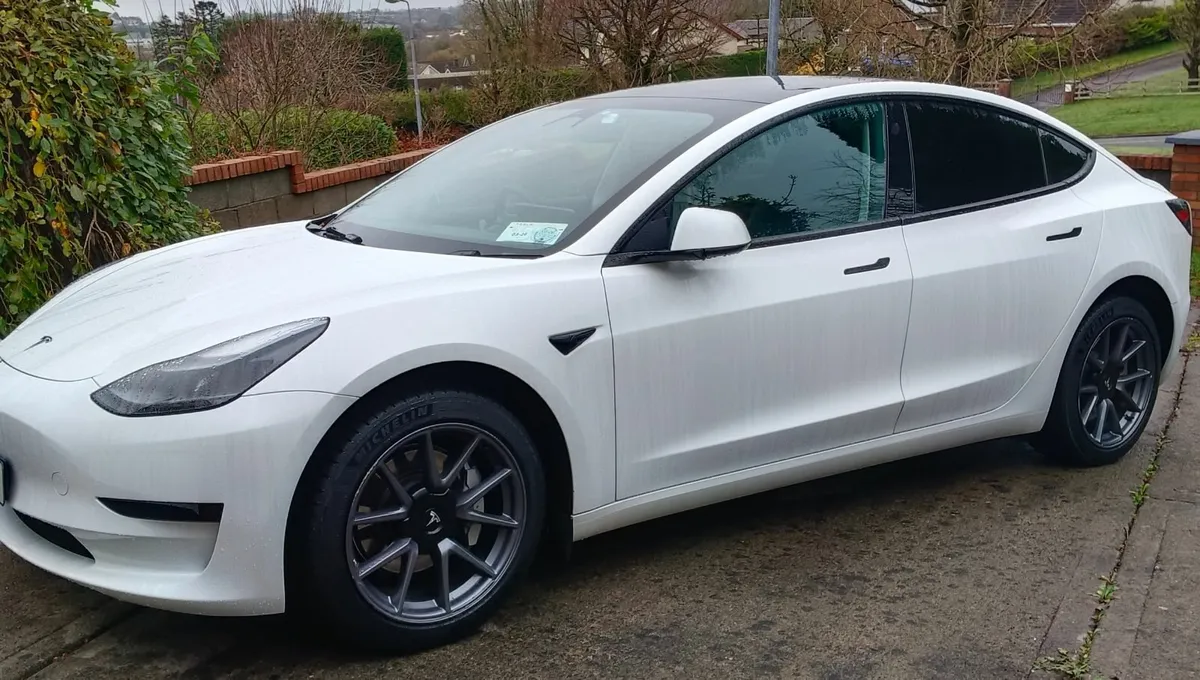 Tesla Model 3 2023 - Image 2