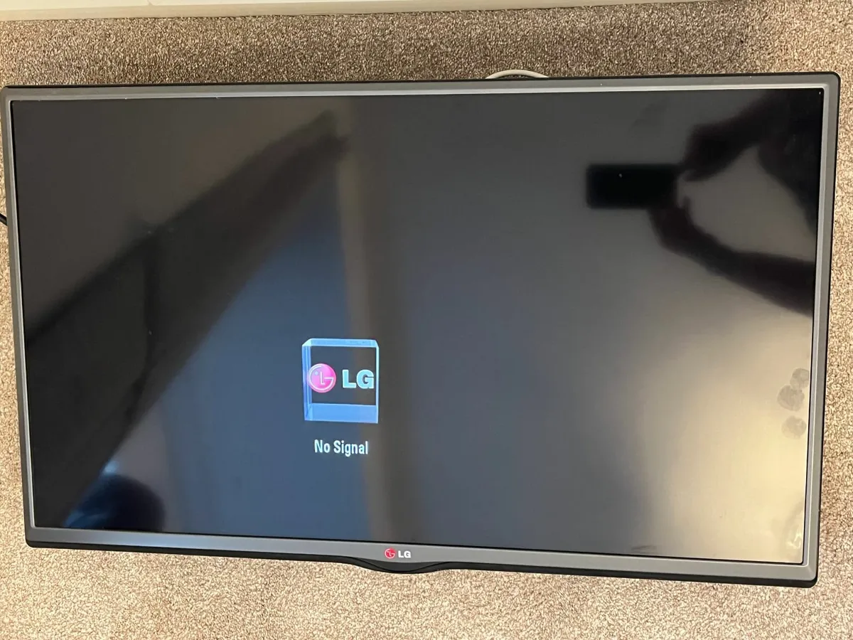 32" LG TV with Wall Mounted Bracket - Image 4