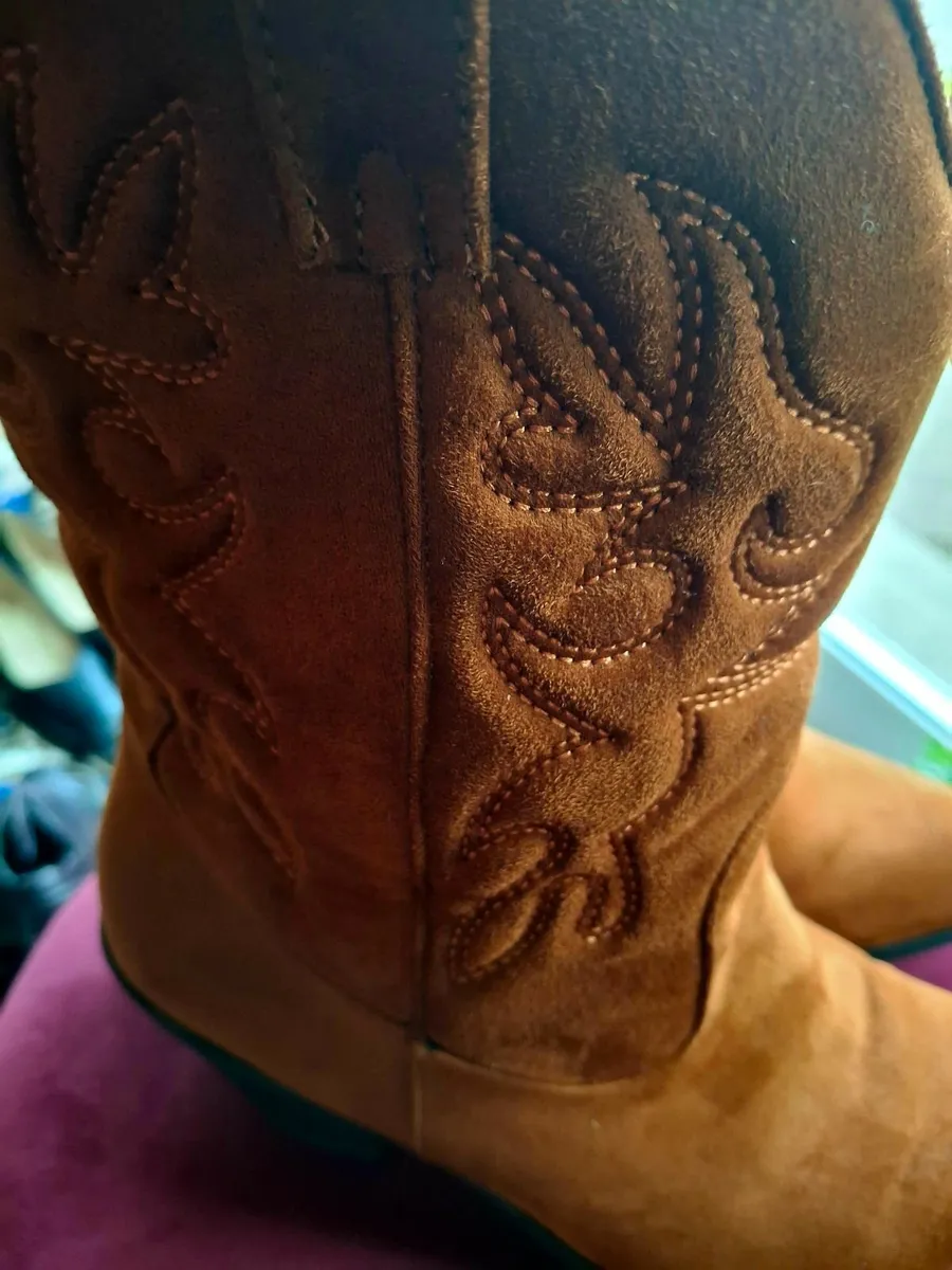 Western-style boots! - Image 3