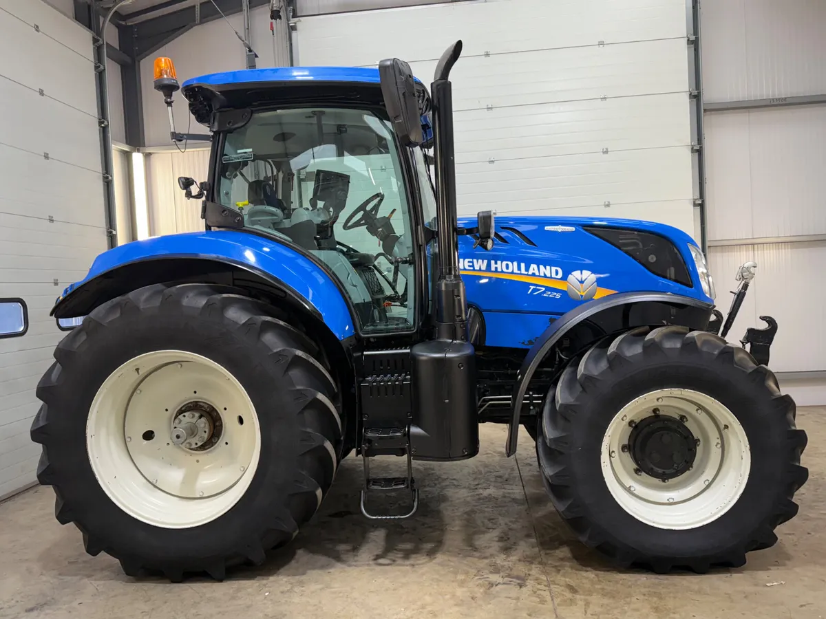 NewHolland T7.225 AutoCommand***Top Condition!!** - Image 2