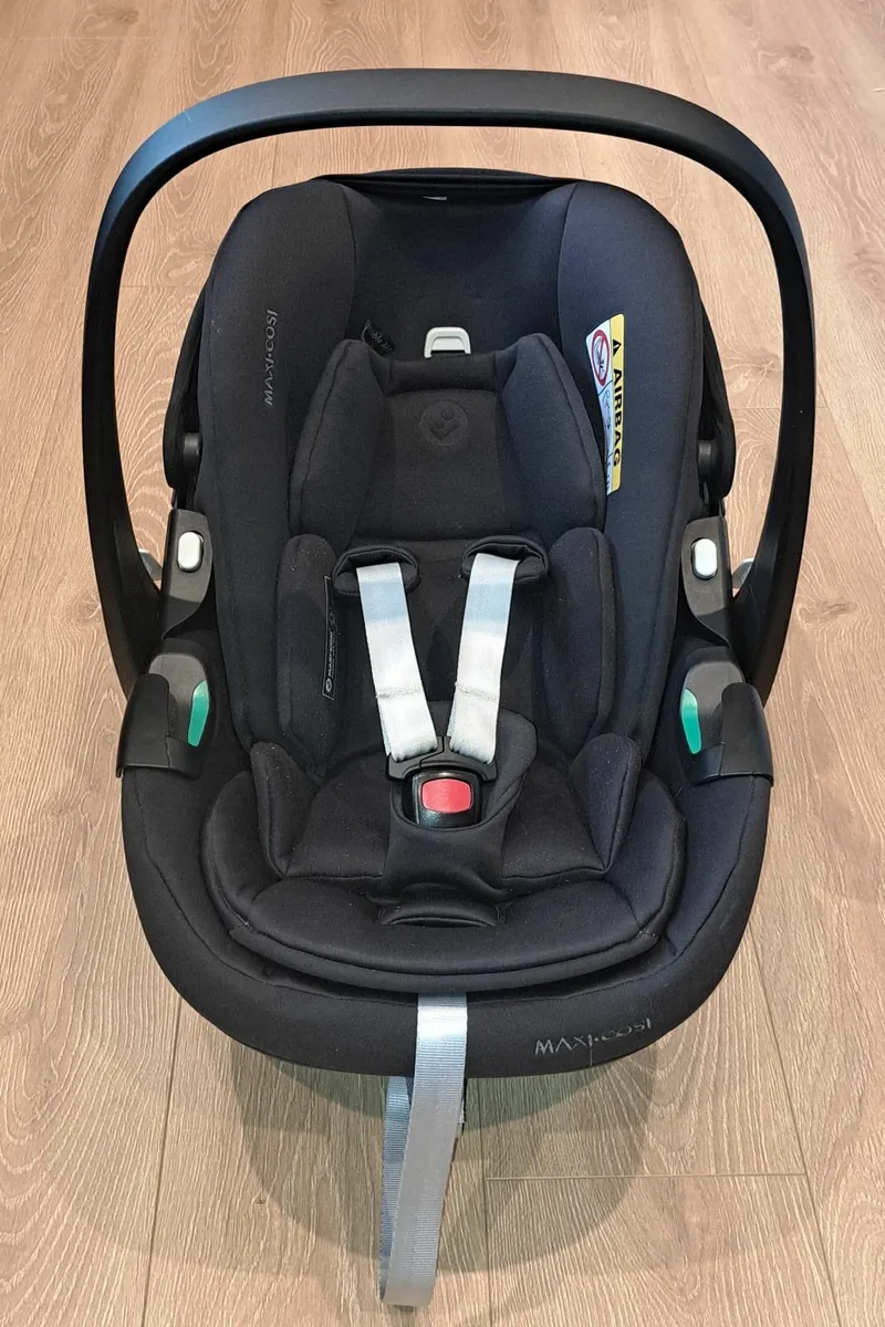 Maxi Cosi Pebble 360 Pro & FamilyFix 360 Pro Base - Image 2
