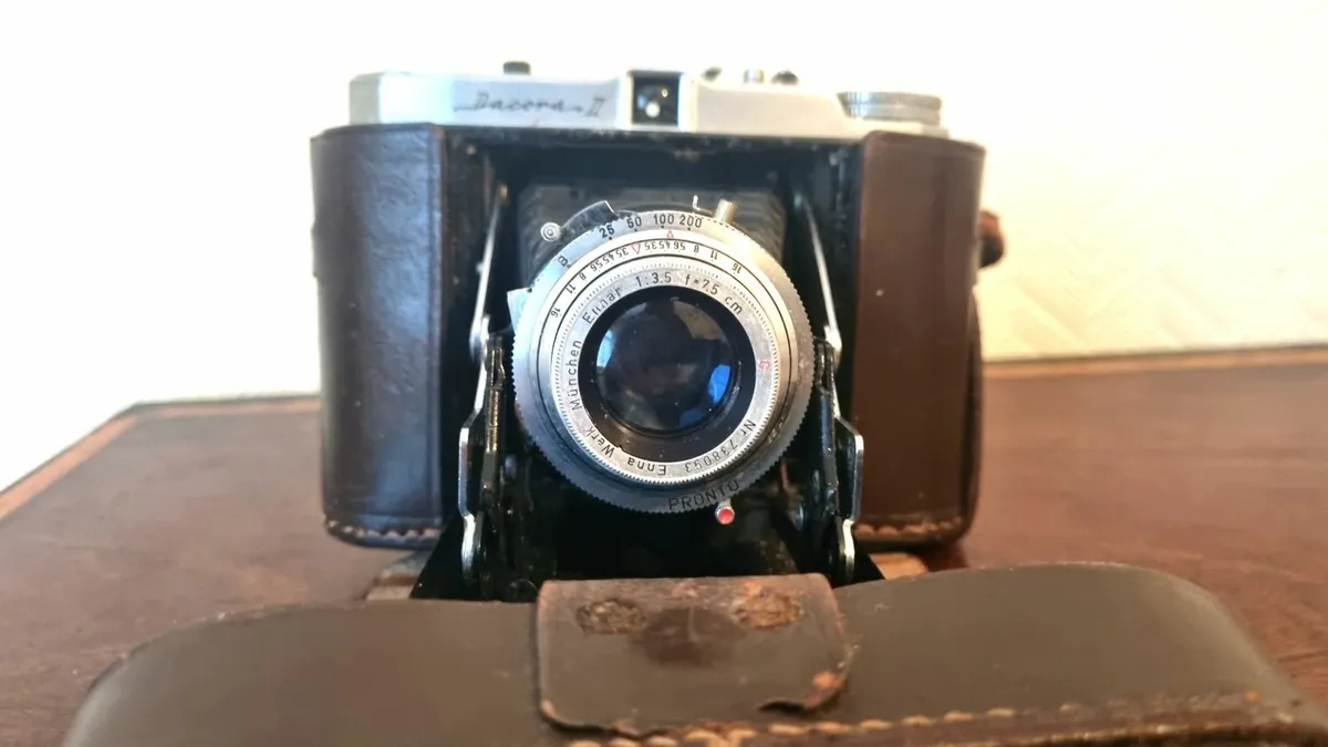 Dacora 2 Vintage Camera - Image 1