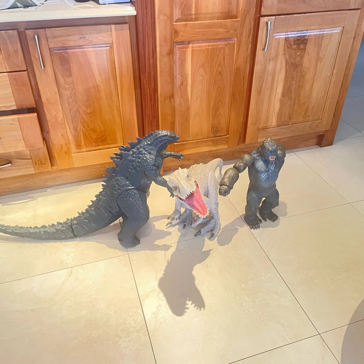 Godzilla, Kong dinosaur large figures - Image 1