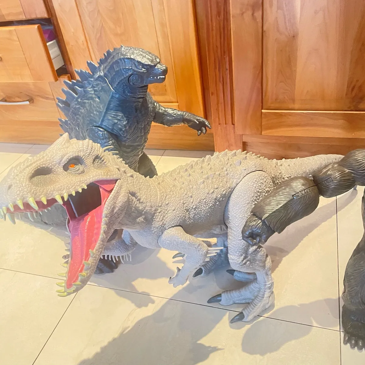 Godzilla, Kong dinosaur large figures - Image 2