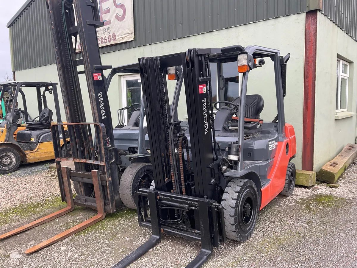 FORKLIFT - Image 1