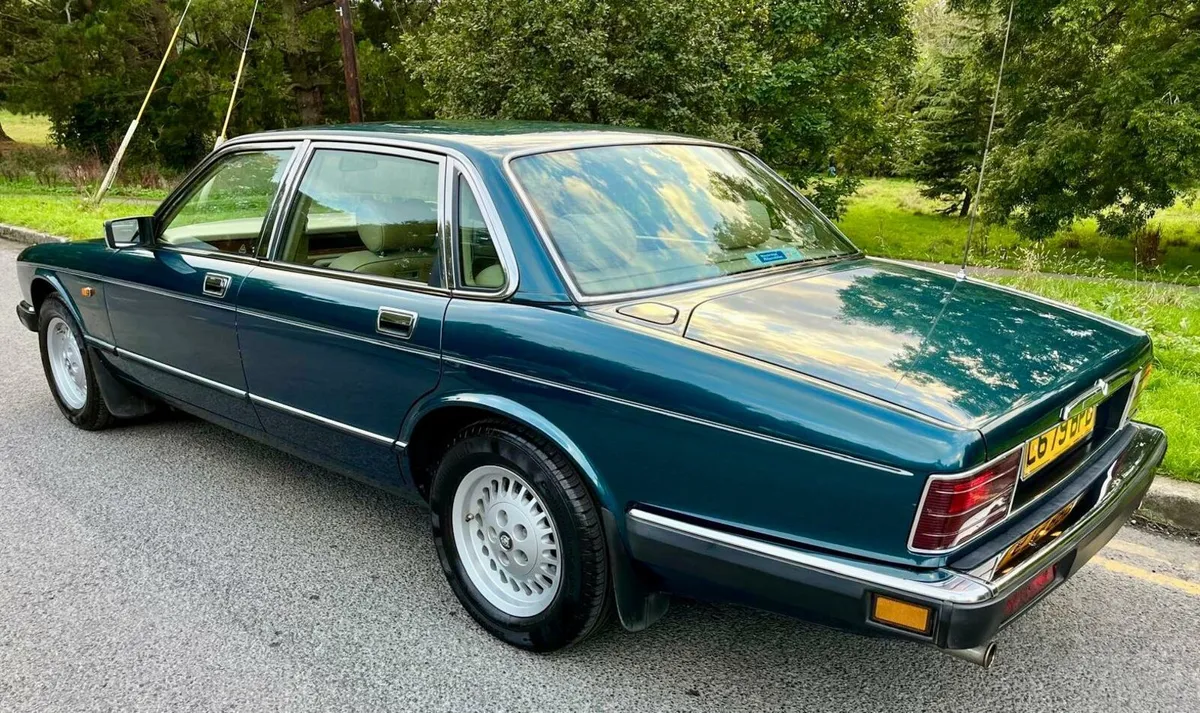 Stunning Jaguar XJ40 Sovereign Automatic - Image 3