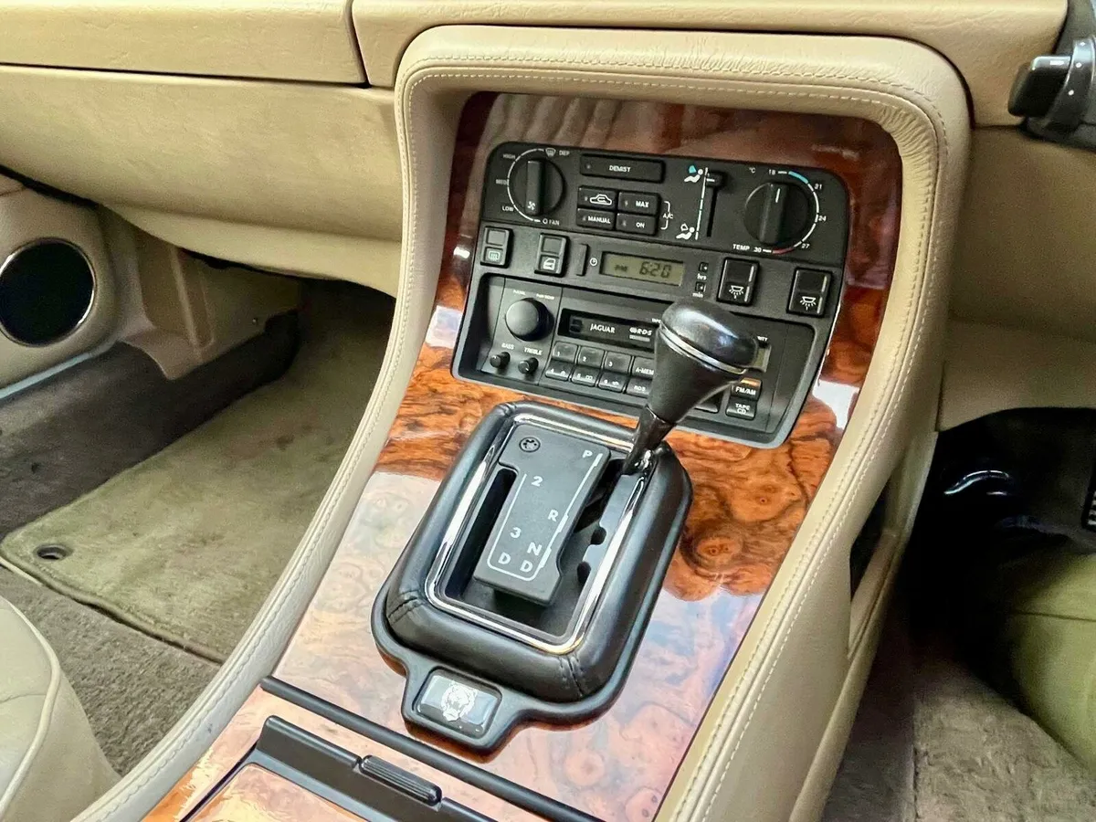 Stunning Jaguar XJ40 Sovereign Automatic - Image 4