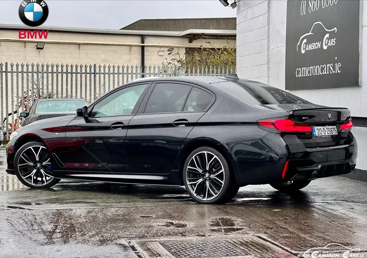 BMW 530d LCI MSPORT XDRIVE TRIPLE BLACK - Image 2