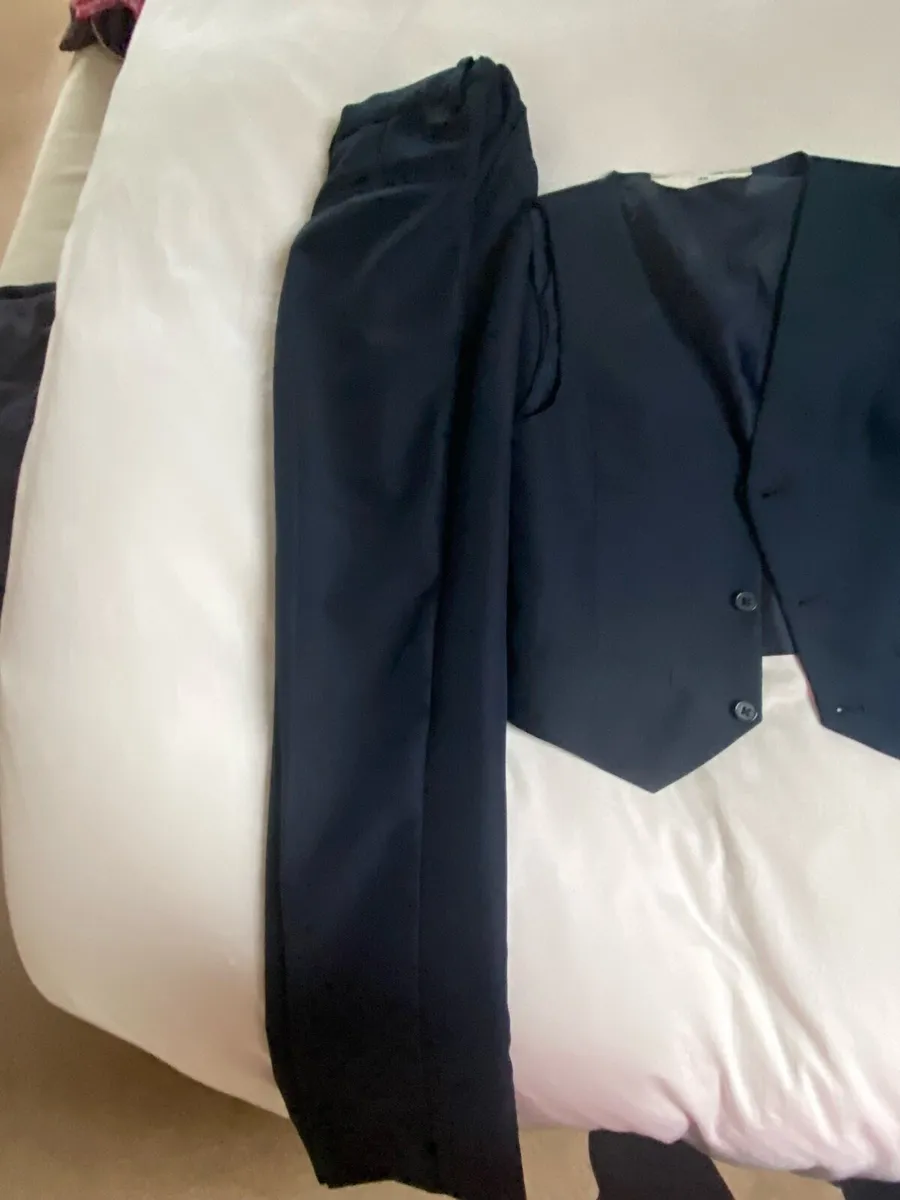 Boys Communion Suit & Runners - Image 3