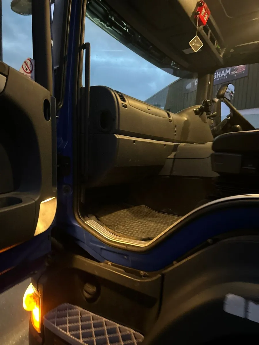 Scania P360 6x2 Rigid - Image 4