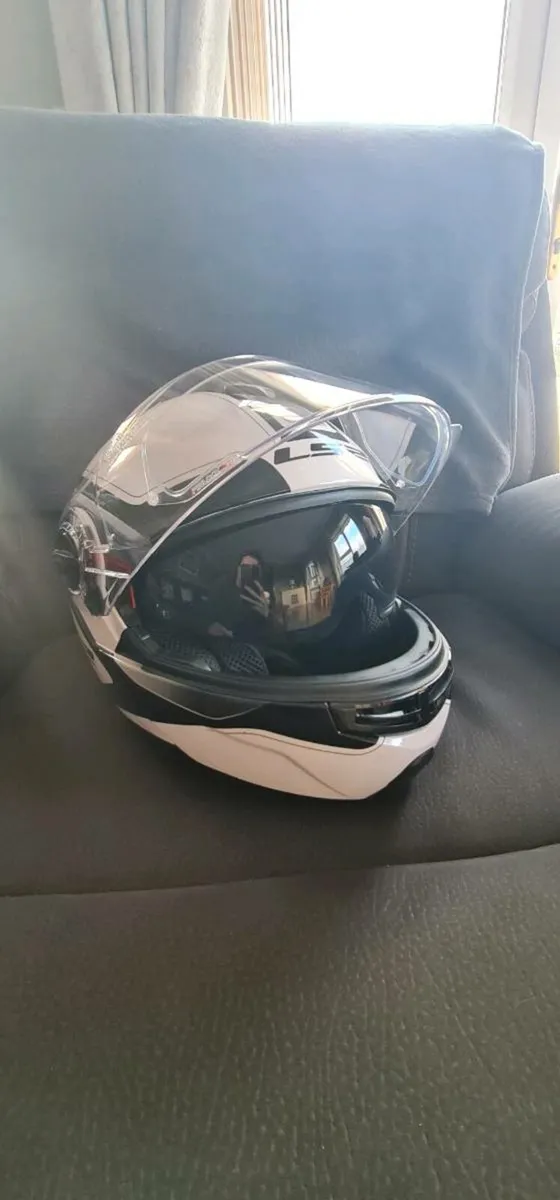 LS2 FLIP HELMET - Image 1