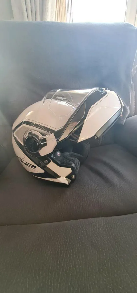 LS2 FLIP HELMET - Image 2