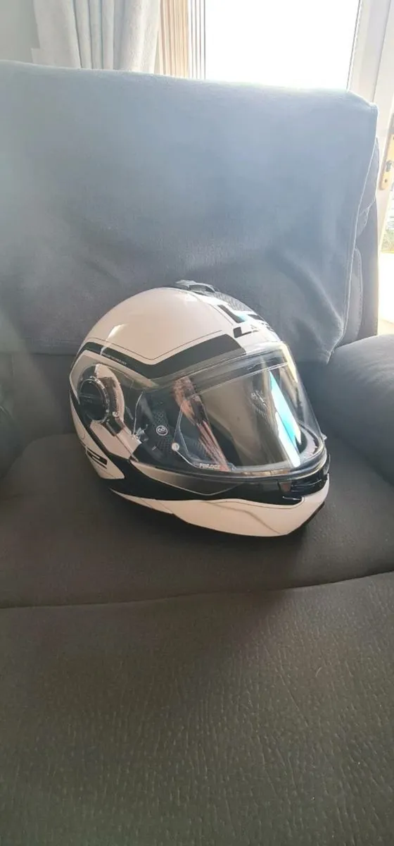 LS2 FLIP HELMET - Image 3