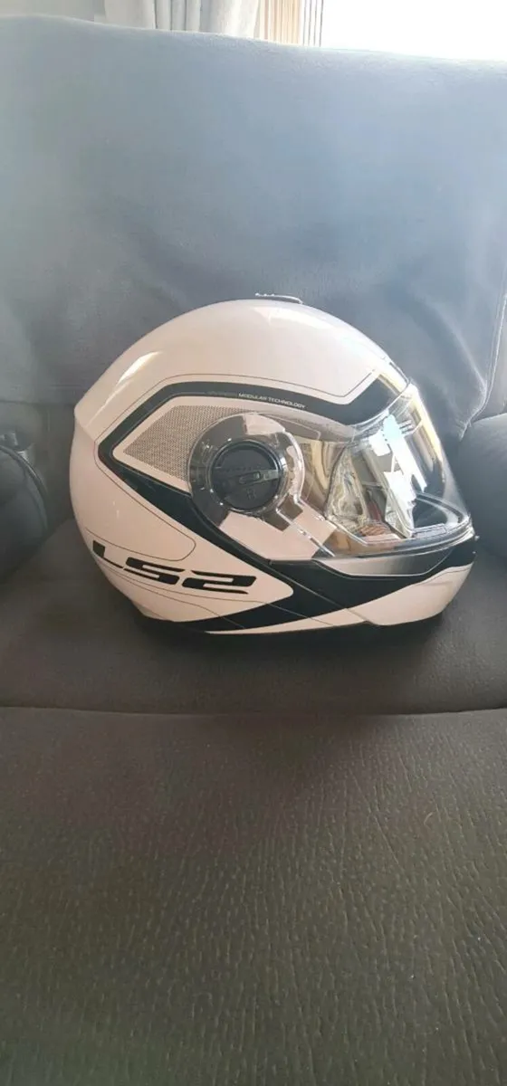 LS2 FLIP HELMET - Image 4