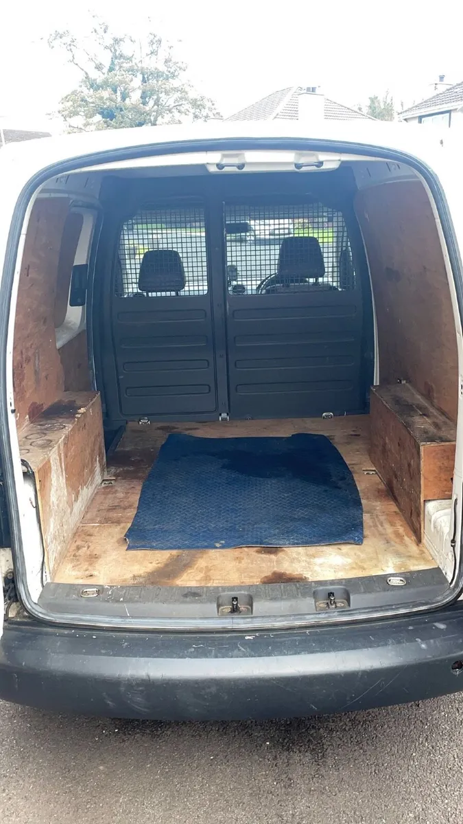 Volkswagen Caddy 2011 - Image 2