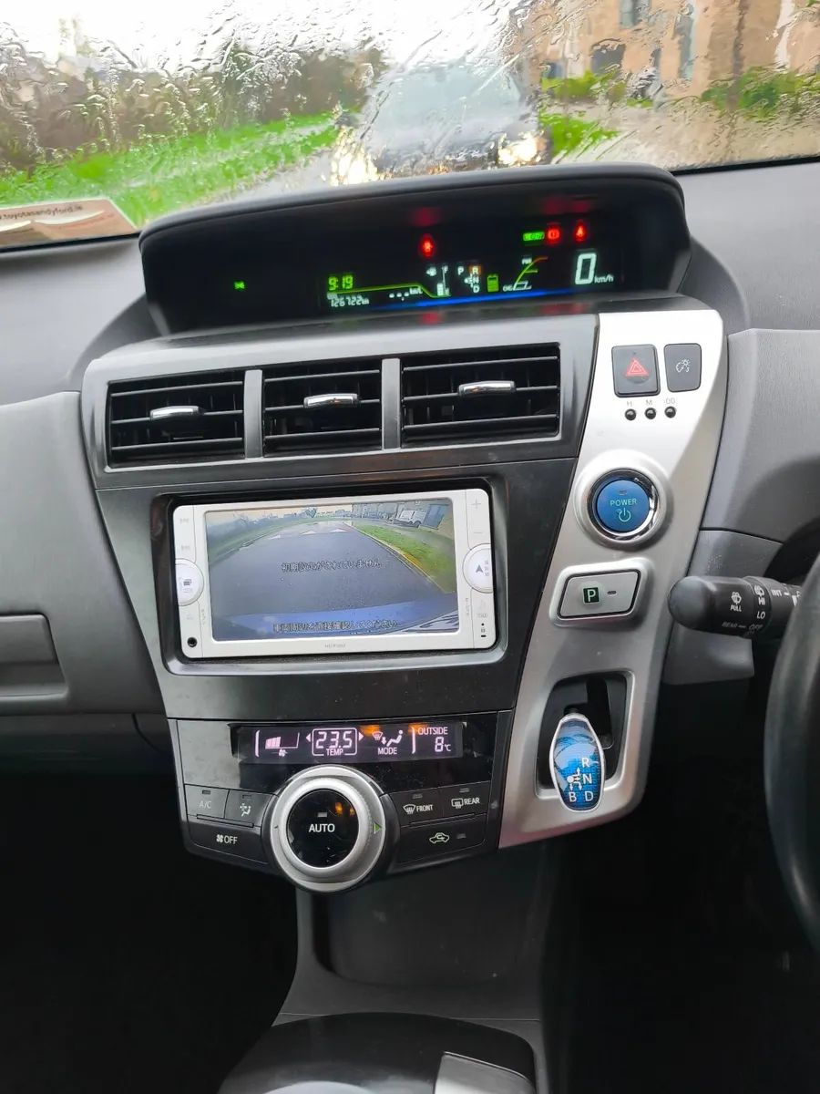 Low mileage 7 seater Toyota Prius - Image 2