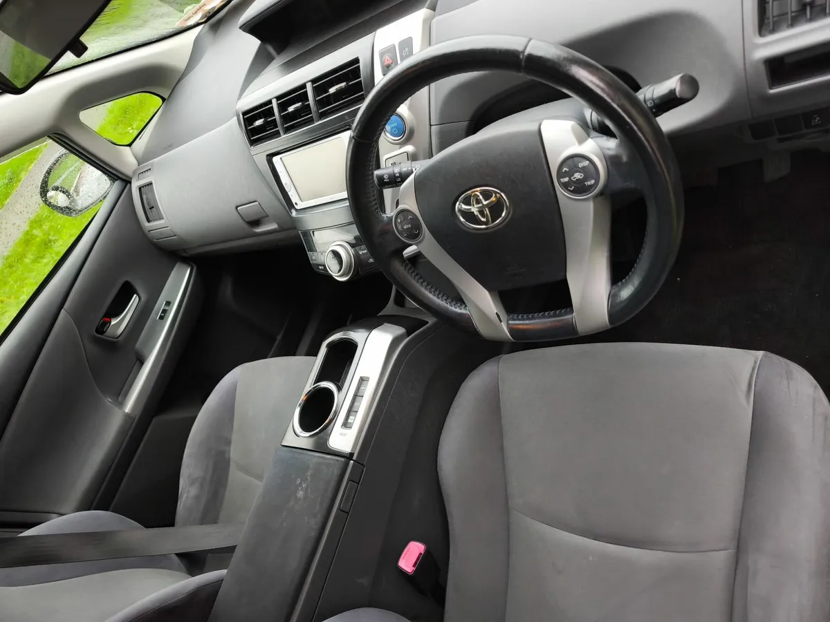 Low mileage 7 seater Toyota Prius - Image 4