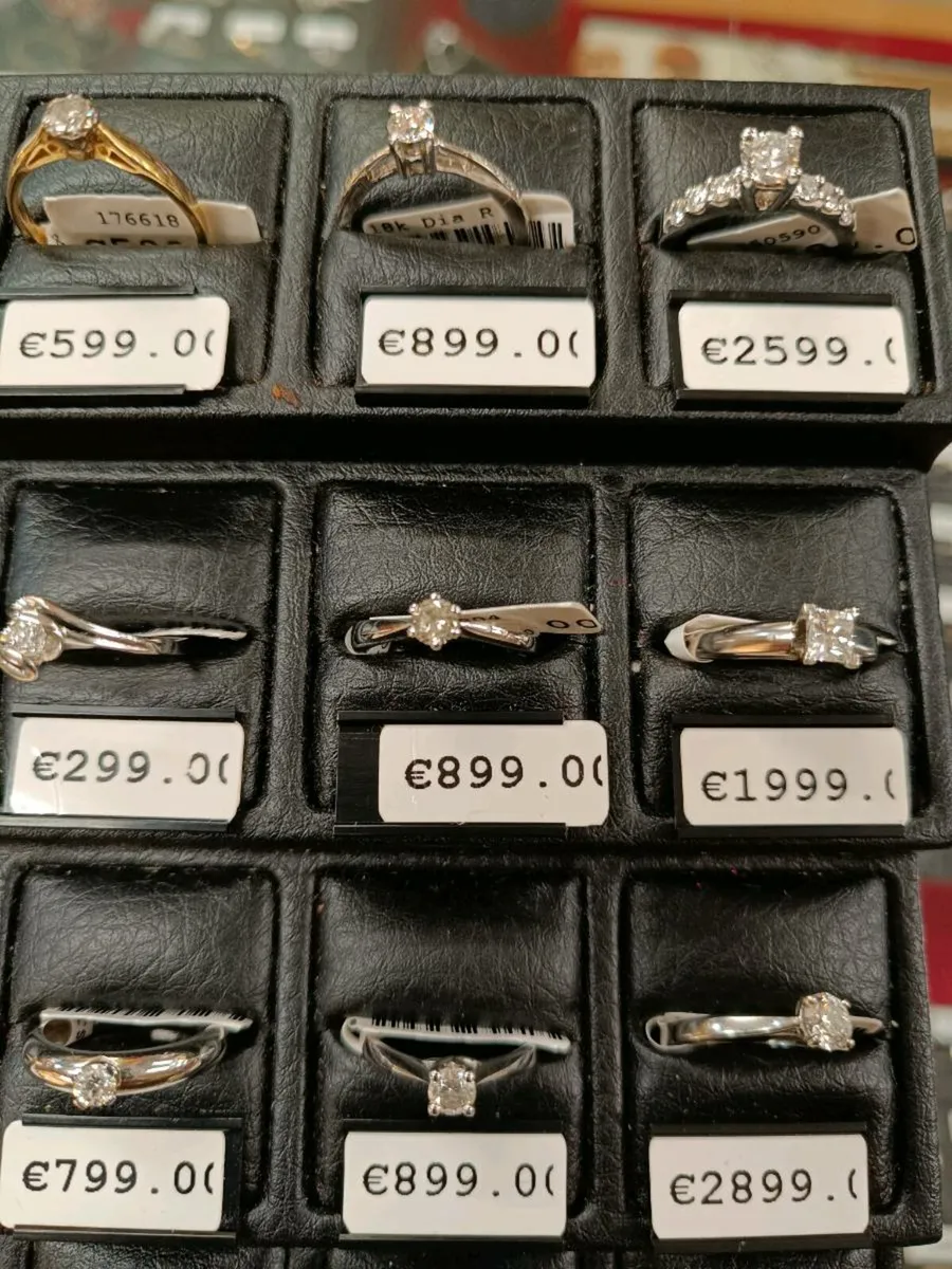 Diamond Solitaire Ring , Gold - Image 3