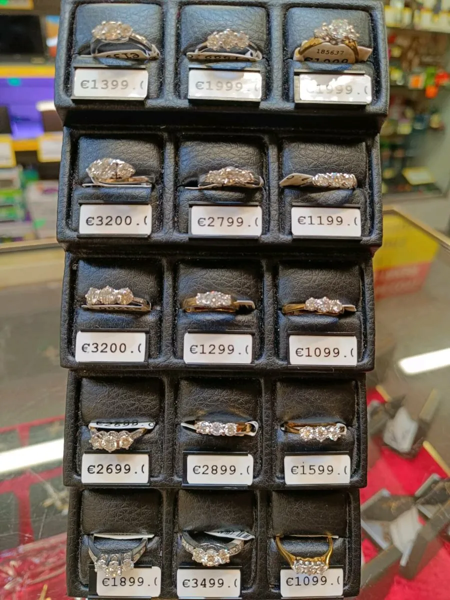 3 Stones Diamond Ring, Gold - Image 1