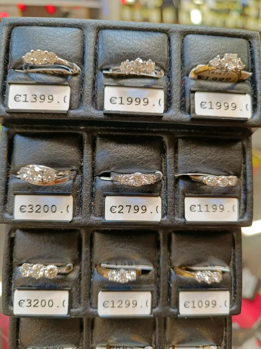 3 Stones Diamond Ring, Gold - Image 2