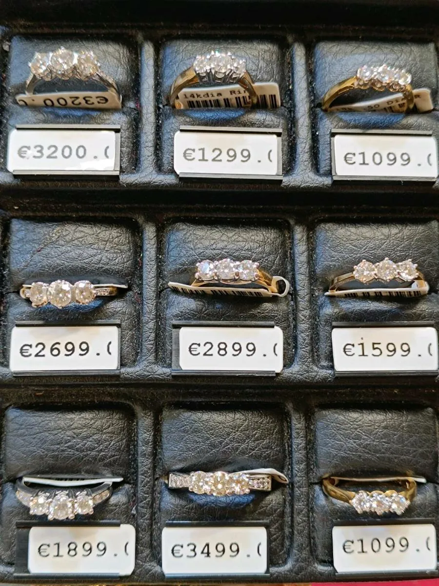 3 Stones Diamond Ring, Gold - Image 3