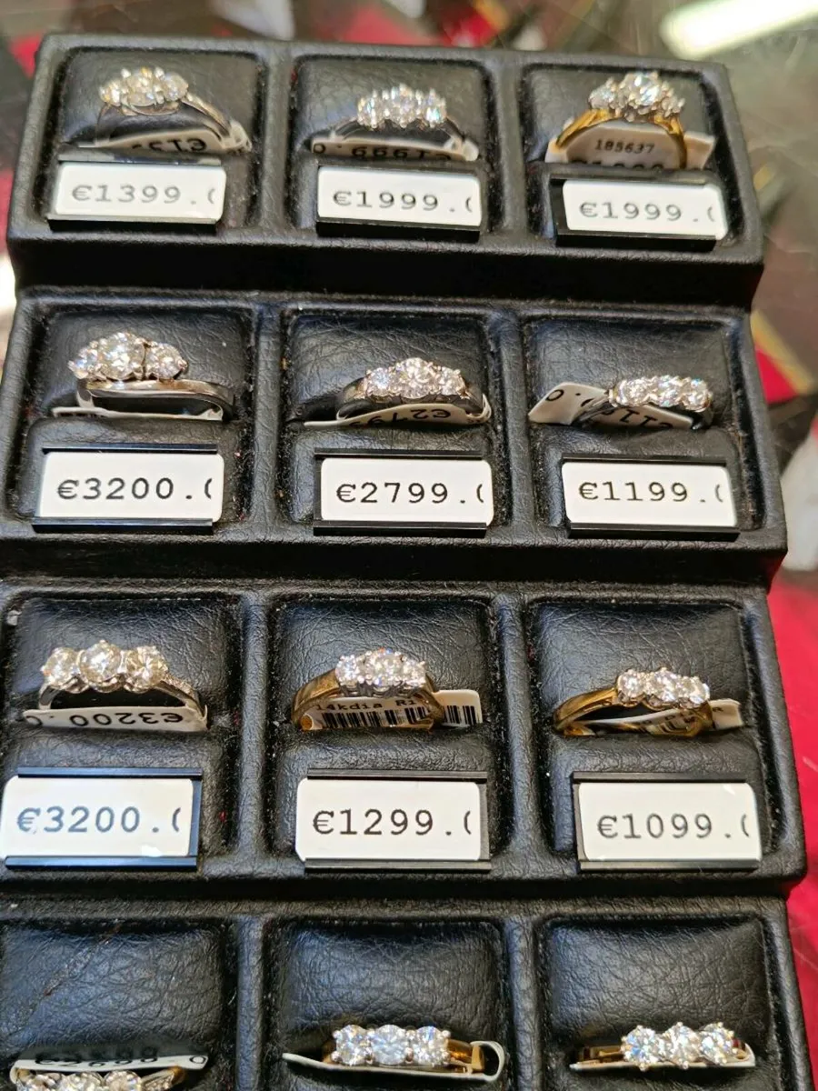 3 Stones Diamond Ring, Gold - Image 4