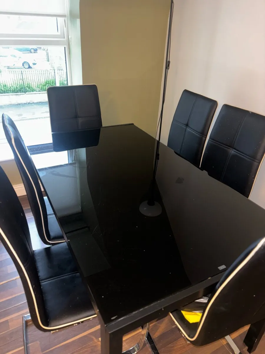 Table and chairs - Image 1