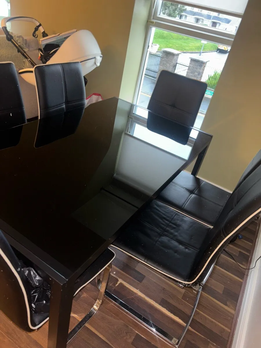 Table and chairs - Image 2