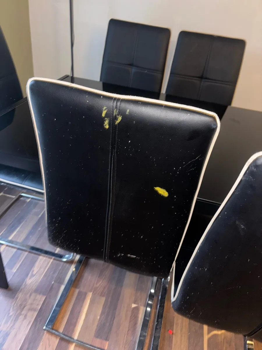 Table and chairs - Image 3