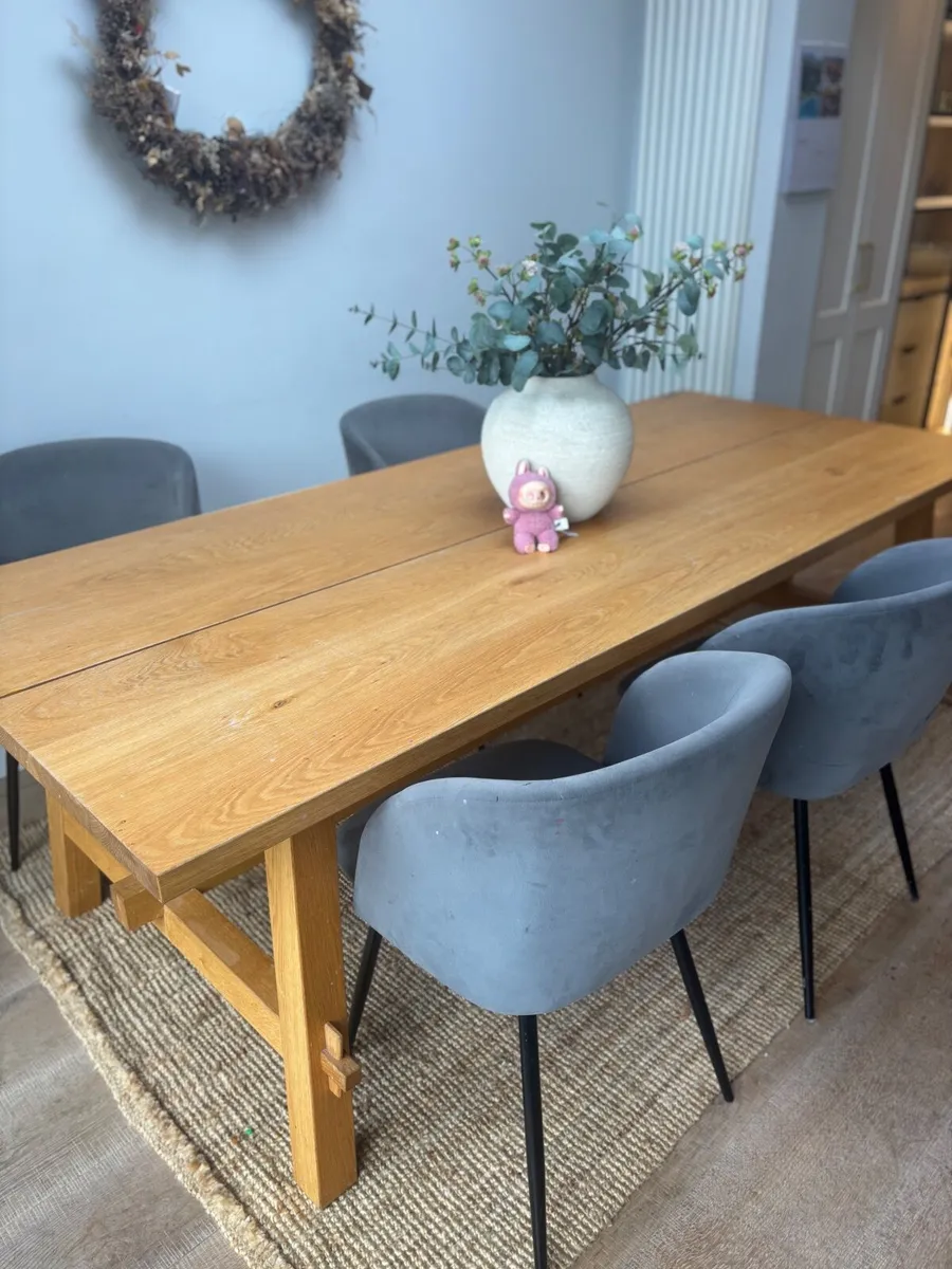 Table and 4 chairs - Image 1