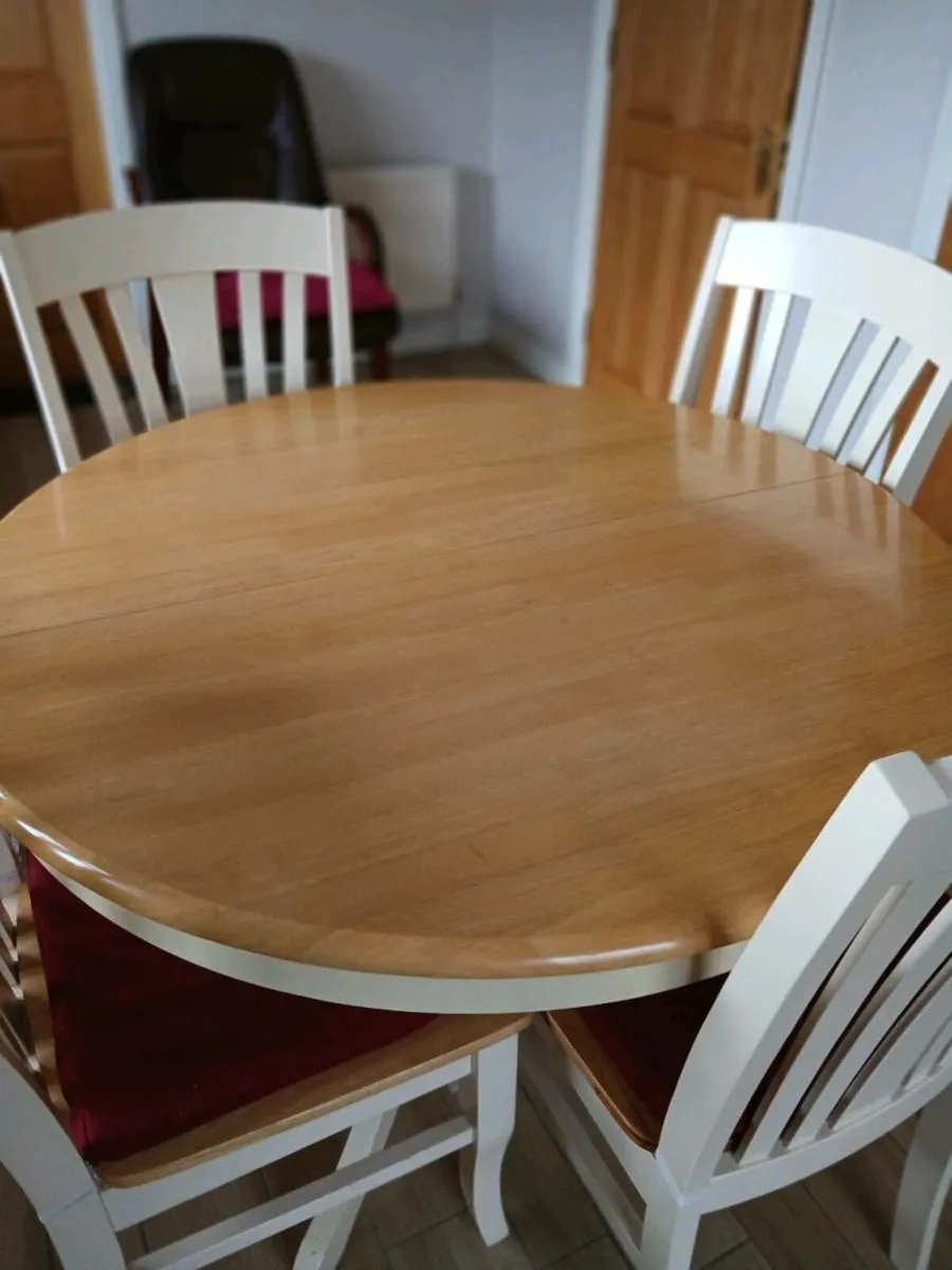 Table and 4 chairs - Image 1