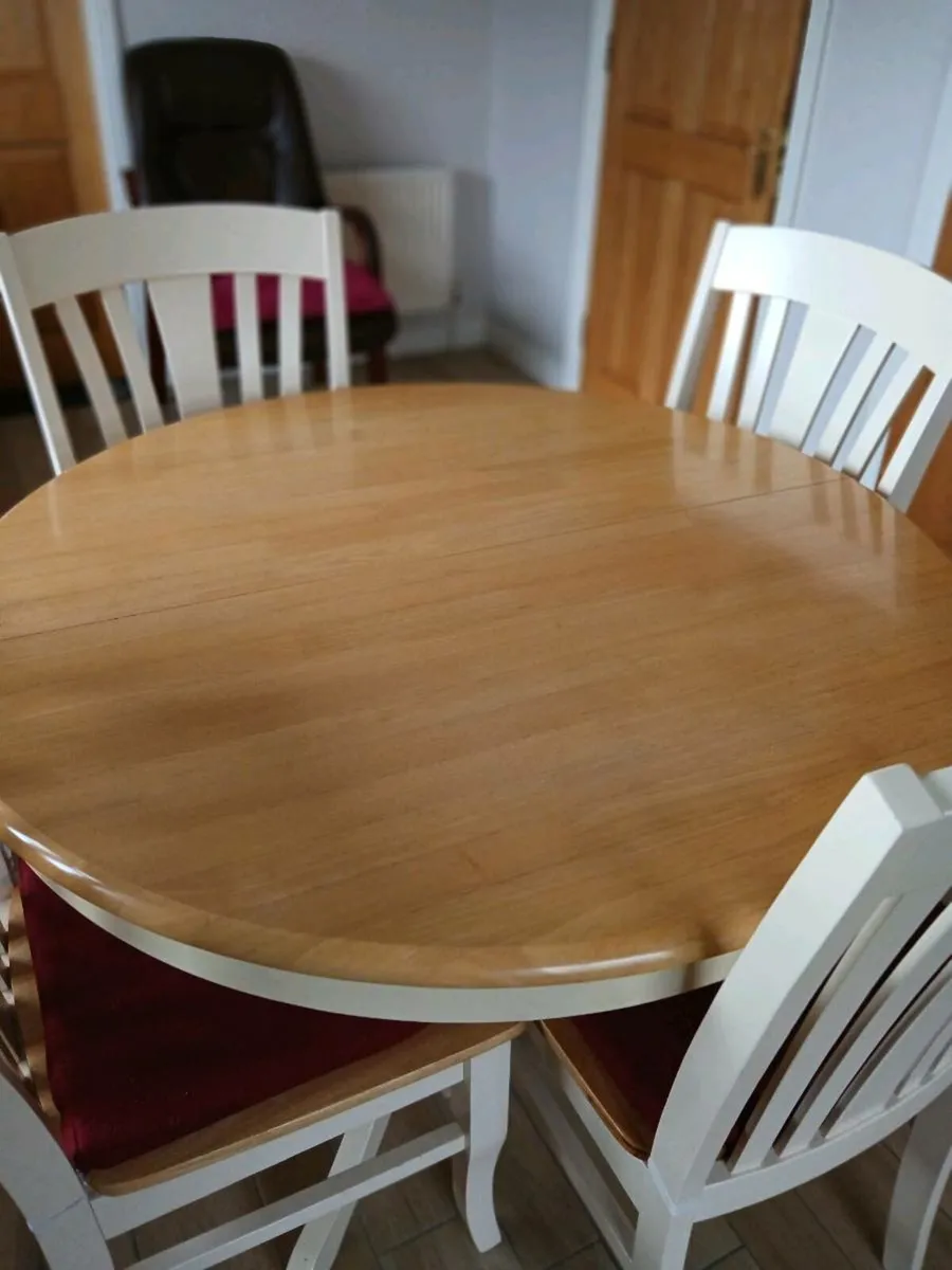 Table and 4 chairs - Image 2