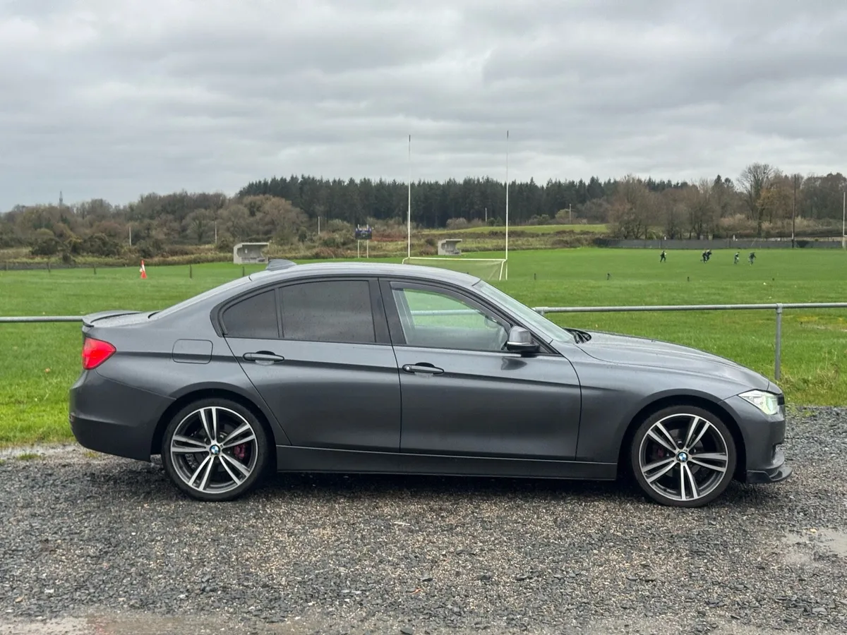 BMW 318 luxury automatic 2014 - Image 2