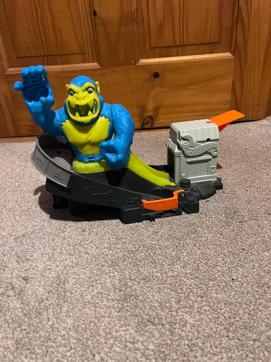 Hot Wheels Toxic Ape Attack Playset - Image 1