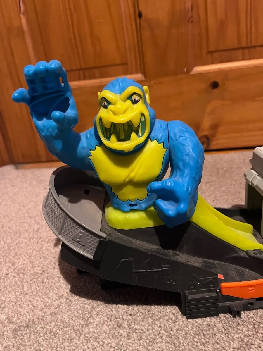 Hot Wheels Toxic Ape Attack Playset - Image 2