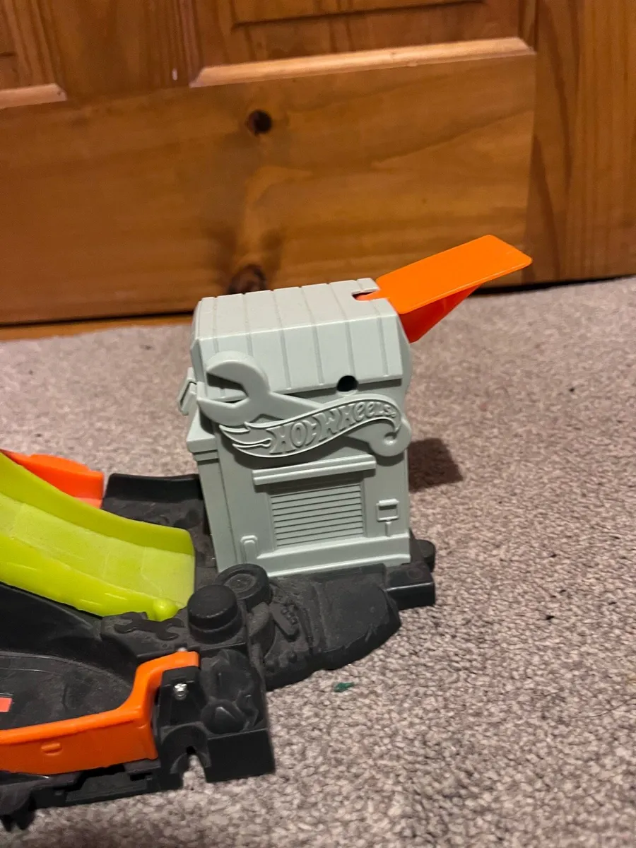 Hot Wheels Toxic Ape Attack Playset - Image 3