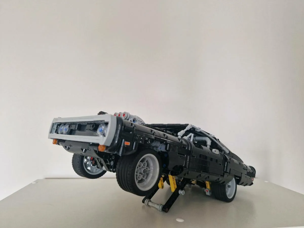 LEGO Technic 42111 Dom's Dodge Charger - Image 1