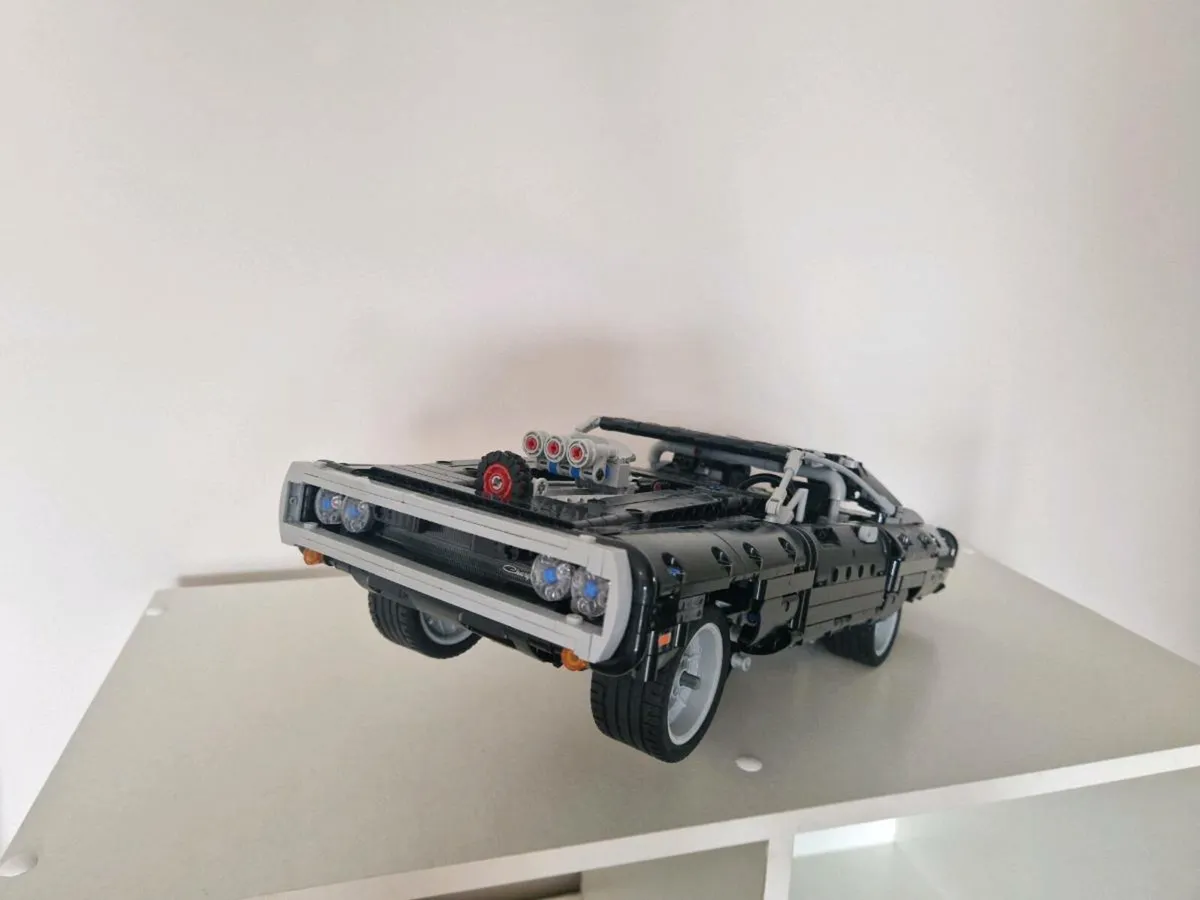LEGO Technic 42111 Dom's Dodge Charger - Image 3