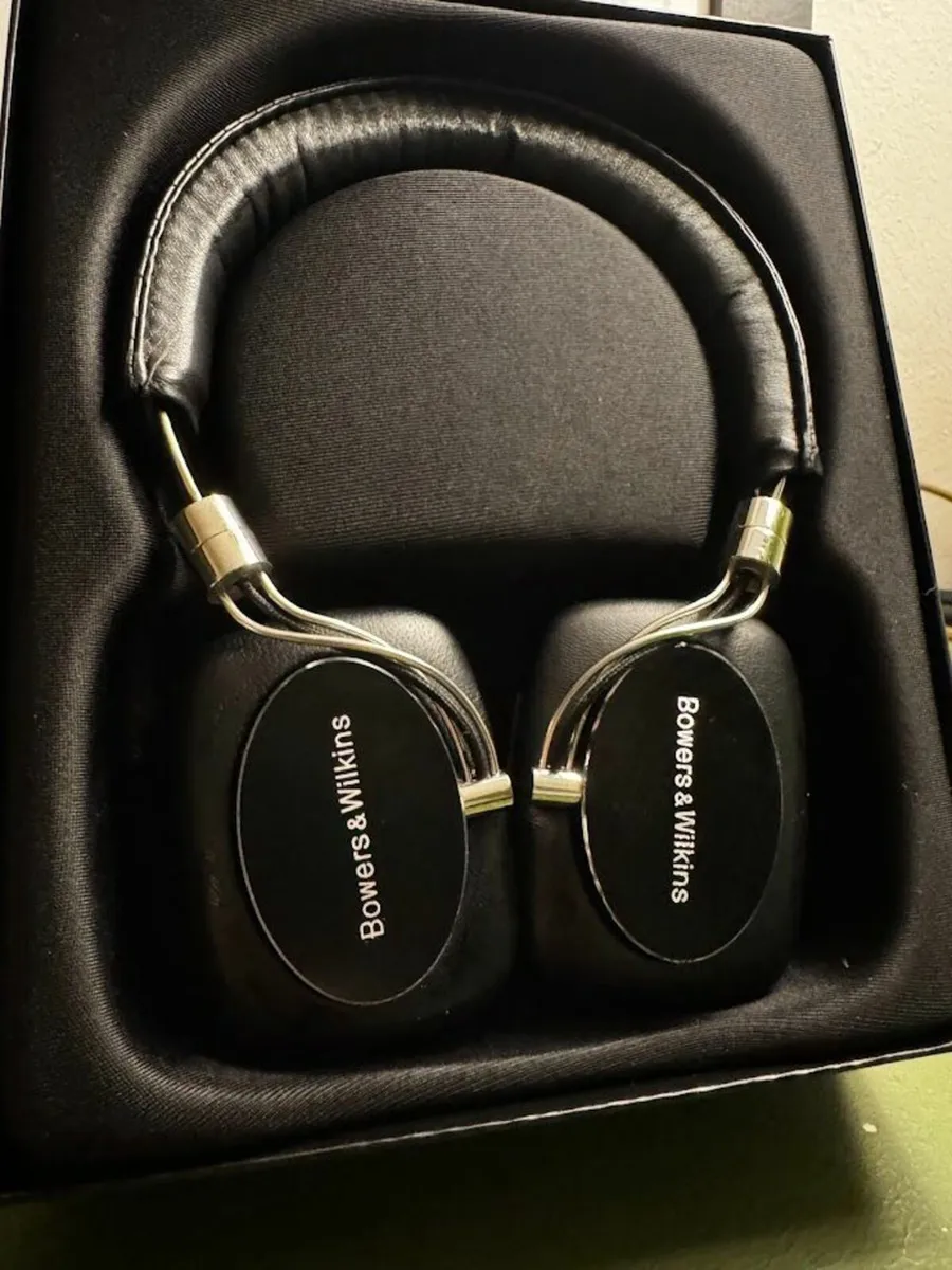 Bowers & Wilkins P5 Bluetooth Headphones - Image 3
