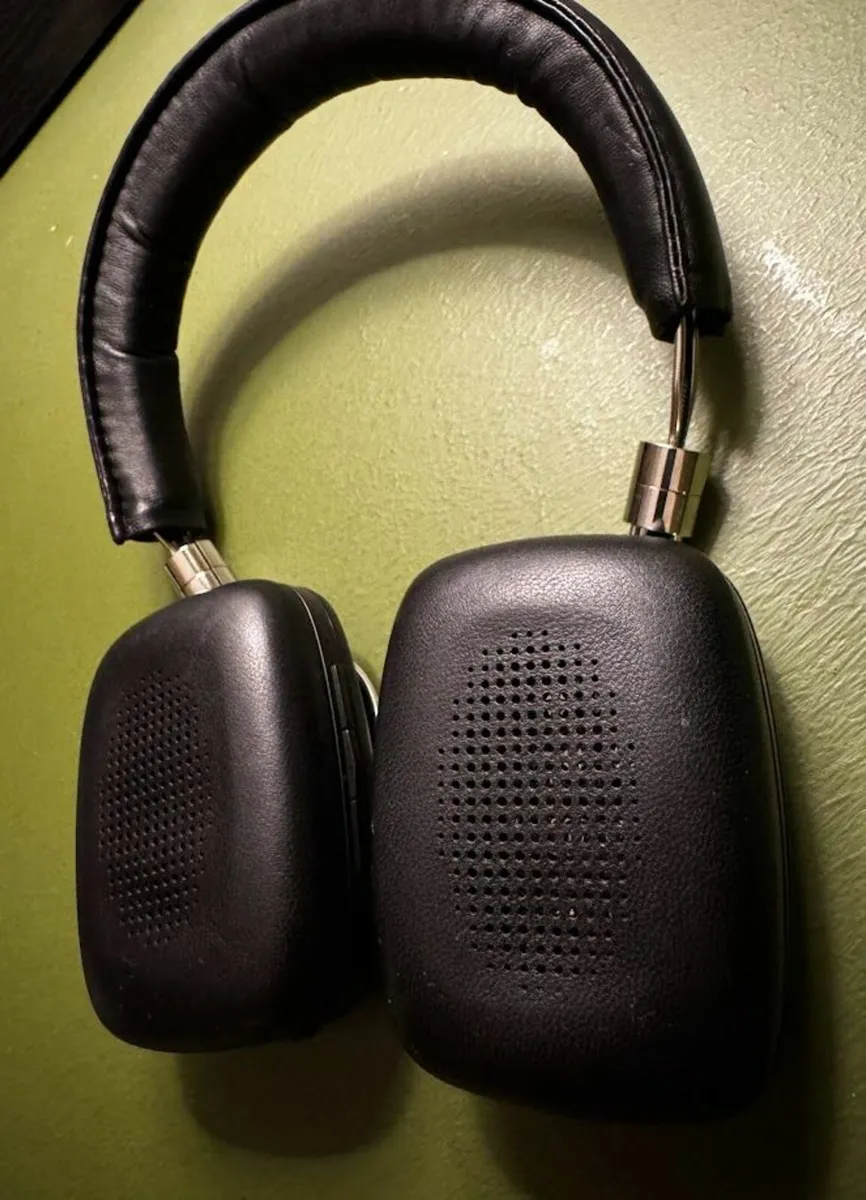 Bowers & Wilkins P5 Bluetooth Headphones - Image 4