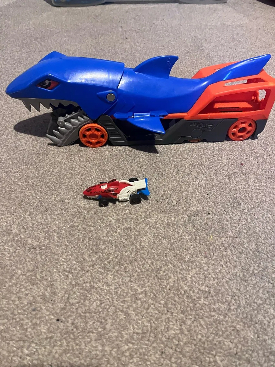 Hot Wheels Shark Chomp Transporter Playset. - Image 1