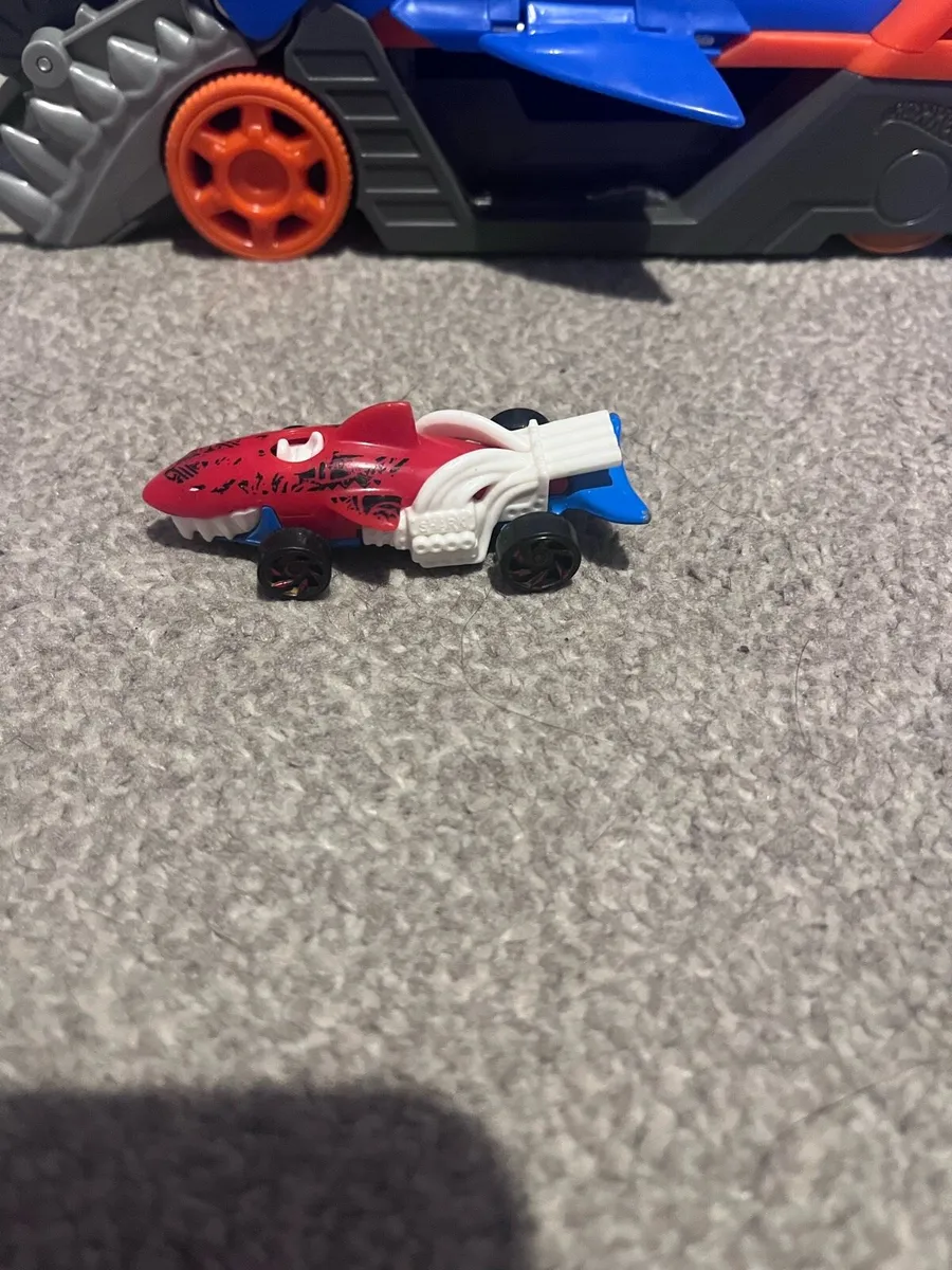 Hot Wheels Shark Chomp Transporter Playset. - Image 2