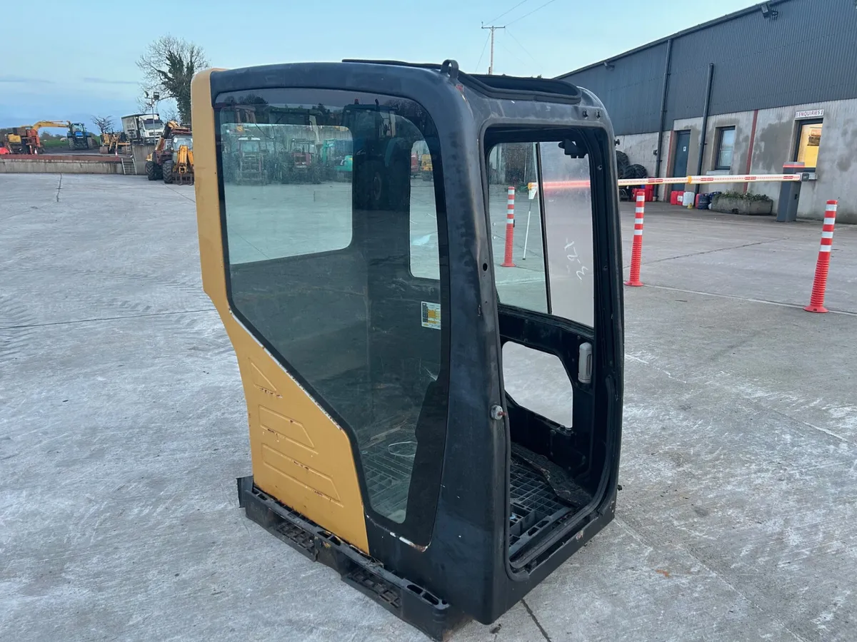 CAT Excavator Cab in good shape with a good door. - Image 4